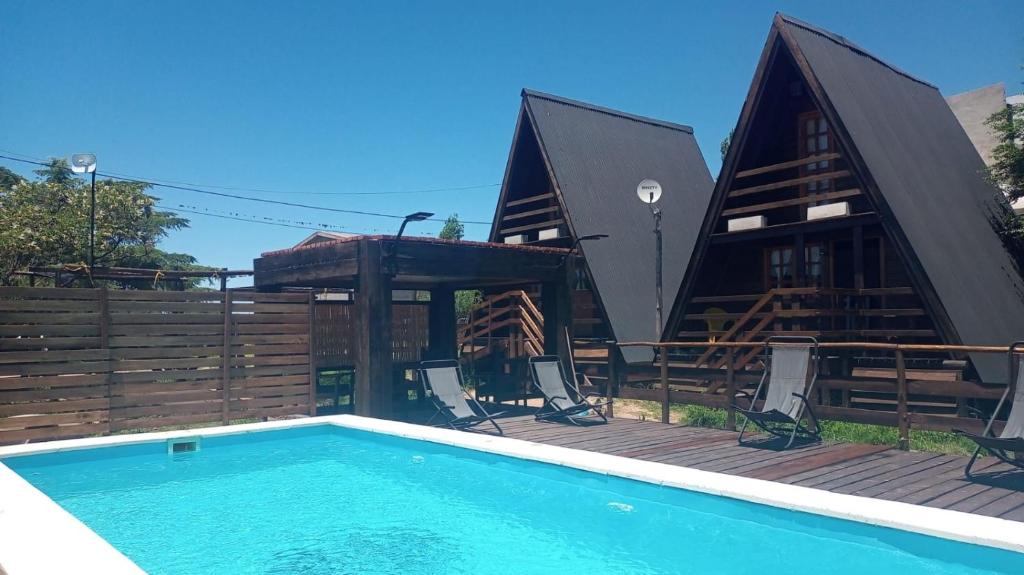 坦季CABAÑAS COPITL的木甲板上设有游泳池的房子