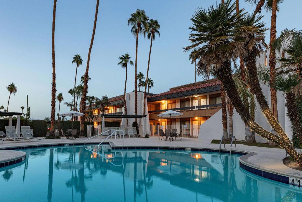 棕榈泉棕榈泉品质旅馆的大楼前设有游泳池的酒店
