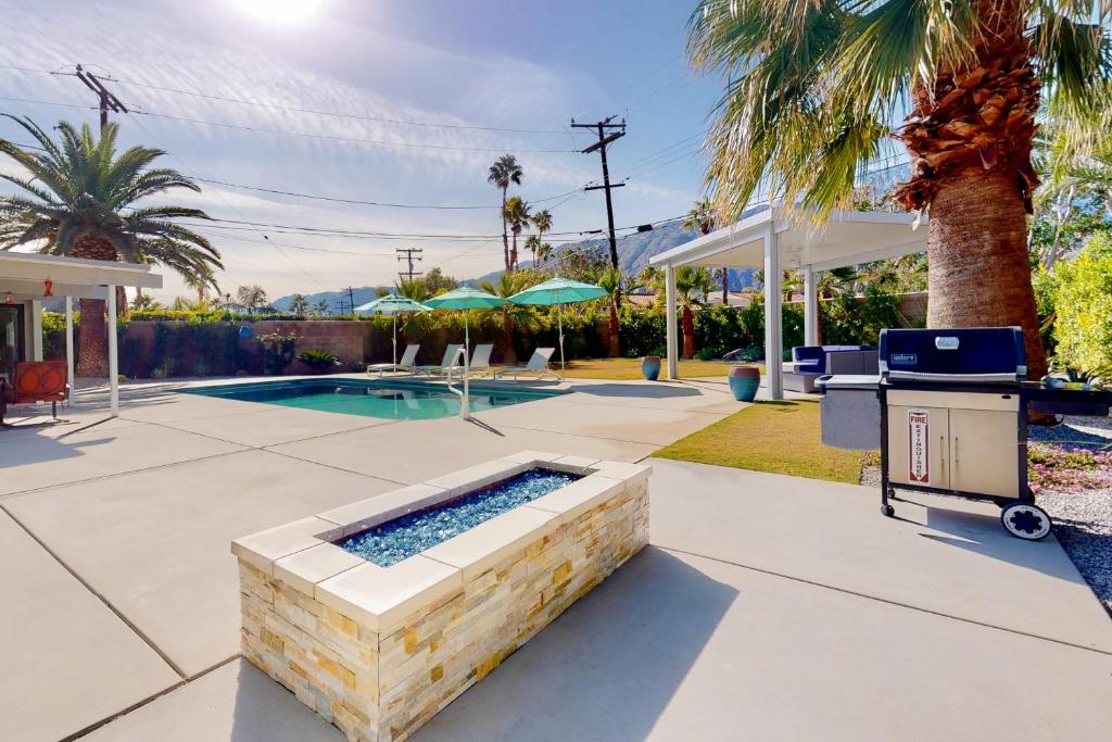 棕榈泉Desert Willow Mod Permit# 5268的一个带游泳池和棕榈树的后院
