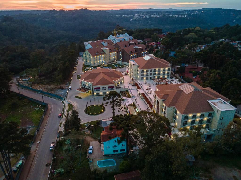 格拉玛多Buona Vitta Gramado Resort & Spa by Gramado Parks的享有度假村的空中景致,拥有道路和建筑