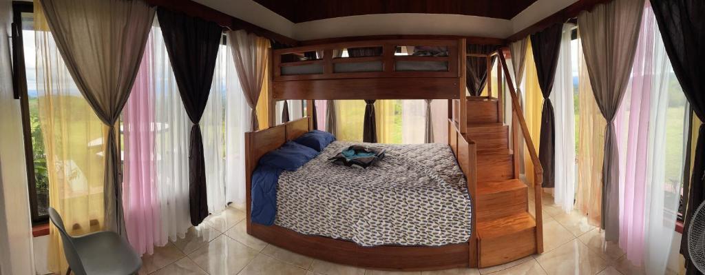 福尔图纳Las Pavitas Cottages的一间带天蓬床的卧室,位于带窗户的房间内