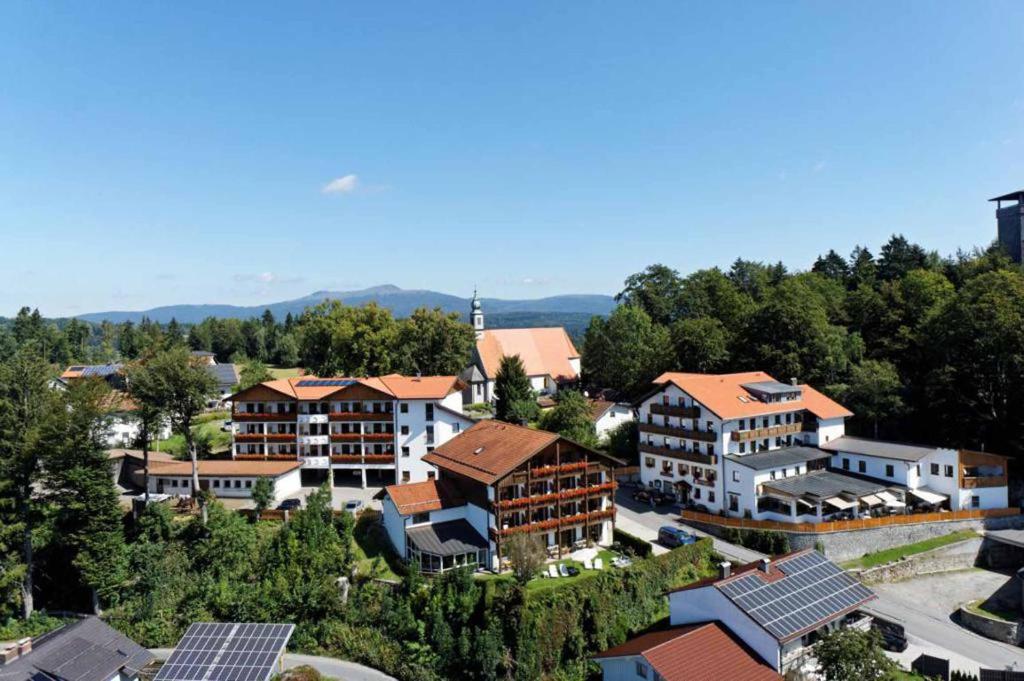 施皮格劳葛洛鲍尔全景酒店的享有城镇的空中景致,设有建筑和太阳能电池板