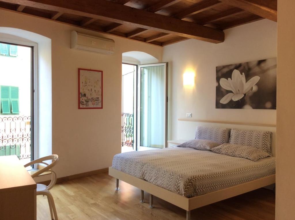 里奥马哲雷美好生活旅馆的一间设有床铺的卧室,位于带窗户的房间内