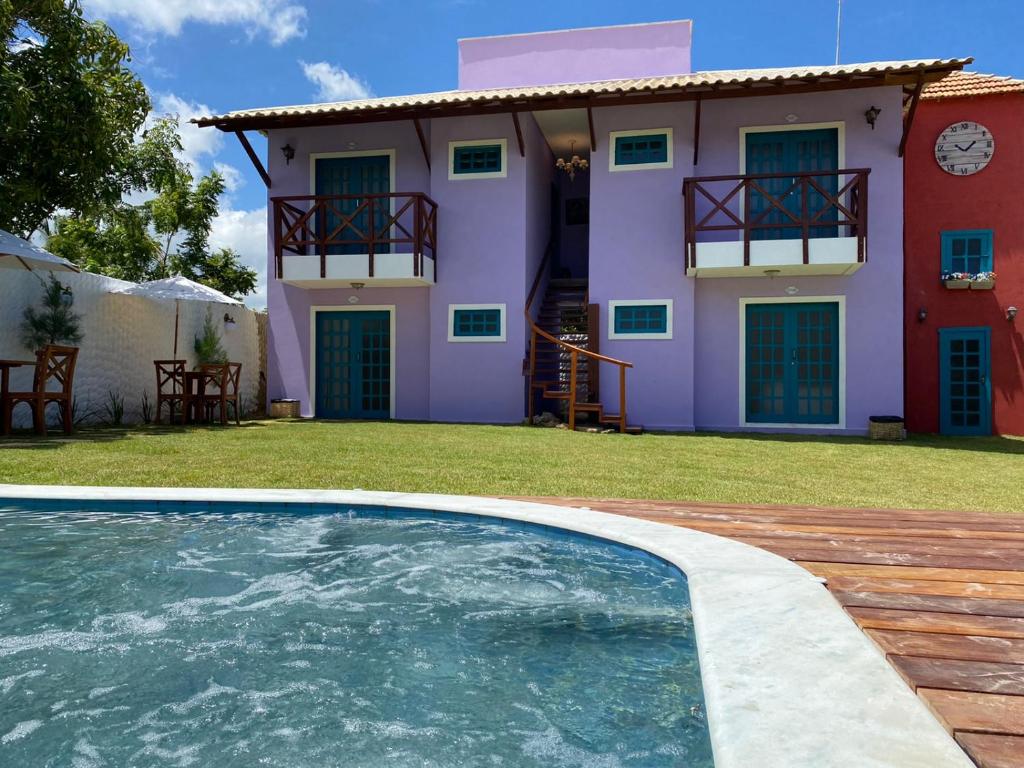 巴拉格兰德Amoreira Pousada em Barra Grande Piaui的房屋前有游泳池的房子