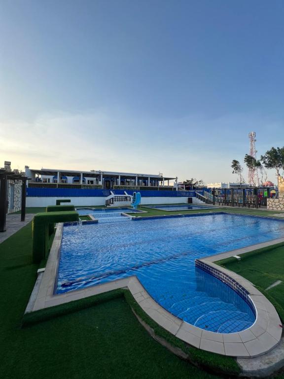 阿夏尔奇亚Al-Ashkhara Beach Resort منتجع شاطئ الأشخرة的公园中央的大型游泳池