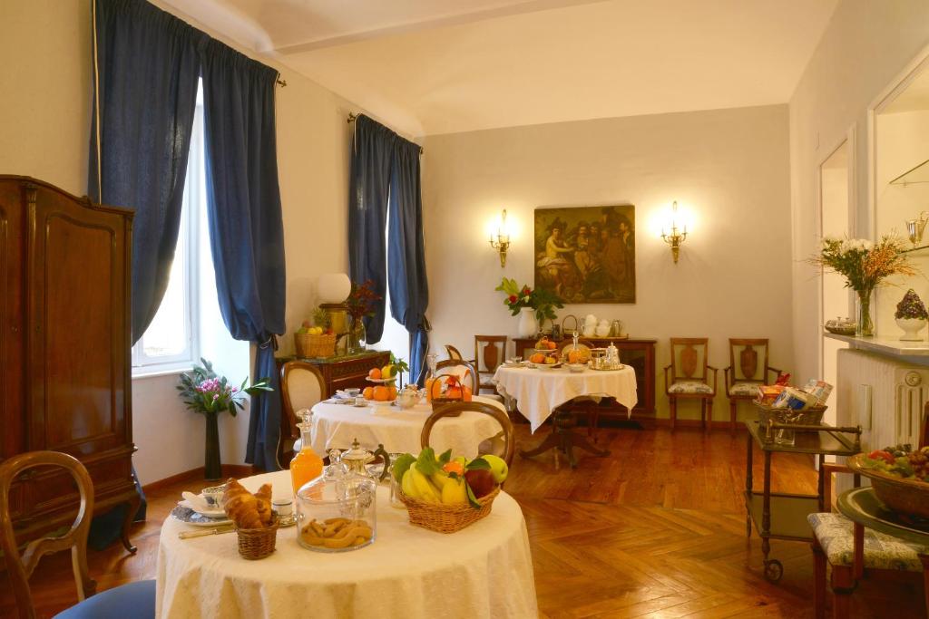 都灵拉卢纳伊儿法罗住宿加早餐旅馆的客厅设有两张带水果的桌子
