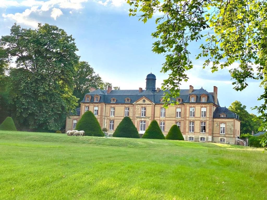 勒芒24H LE MANS Château de Lauresse chambres d'hôtes Luxe的草地上养着绵羊的古老豪宅