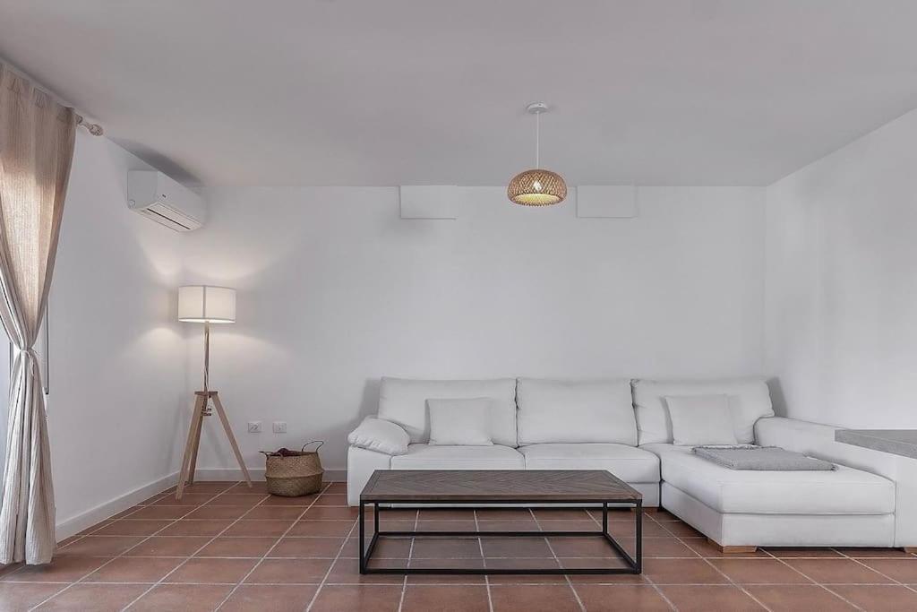 圣何塞Casa La Granatilla, San José的客厅配有白色的沙发和桌子