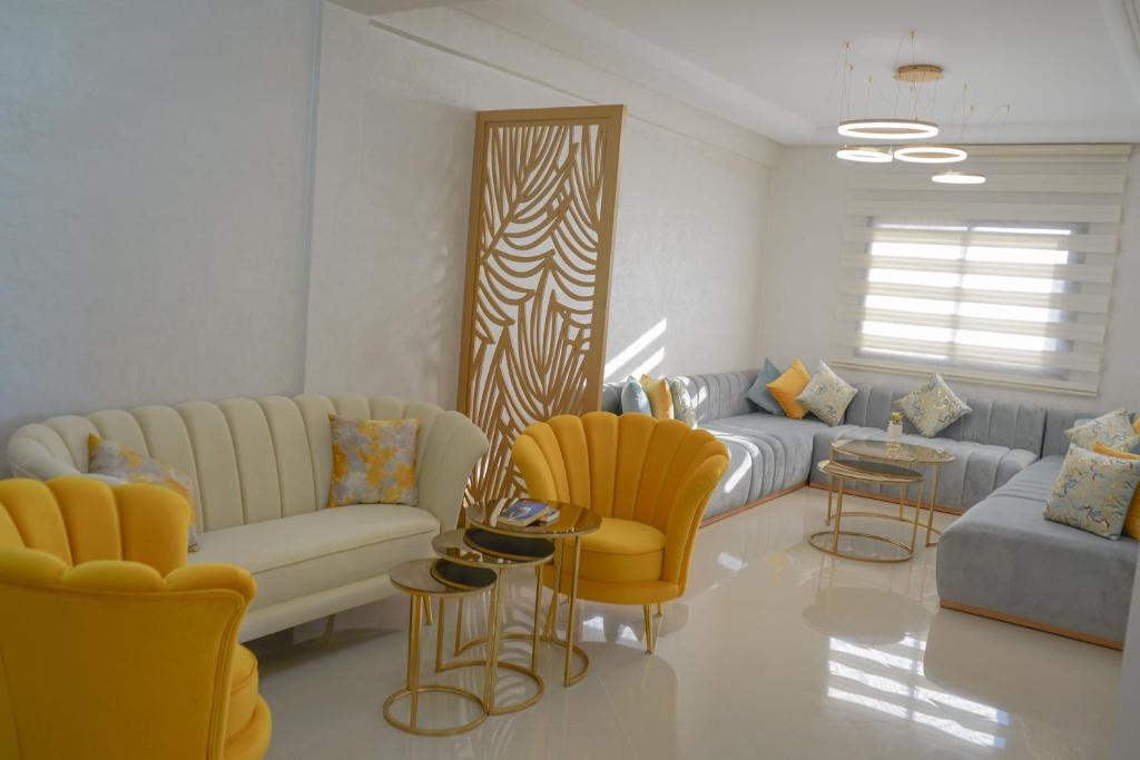 萨菲Most Beautiful Apartment in Safi的客厅配有黄色椅子和沙发