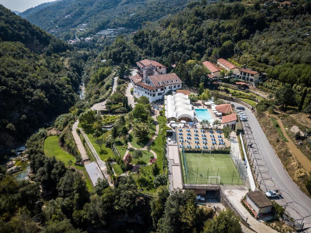 Rocchetta Nervina拉歌宾酒店的享有山区度假胜地的空中景致