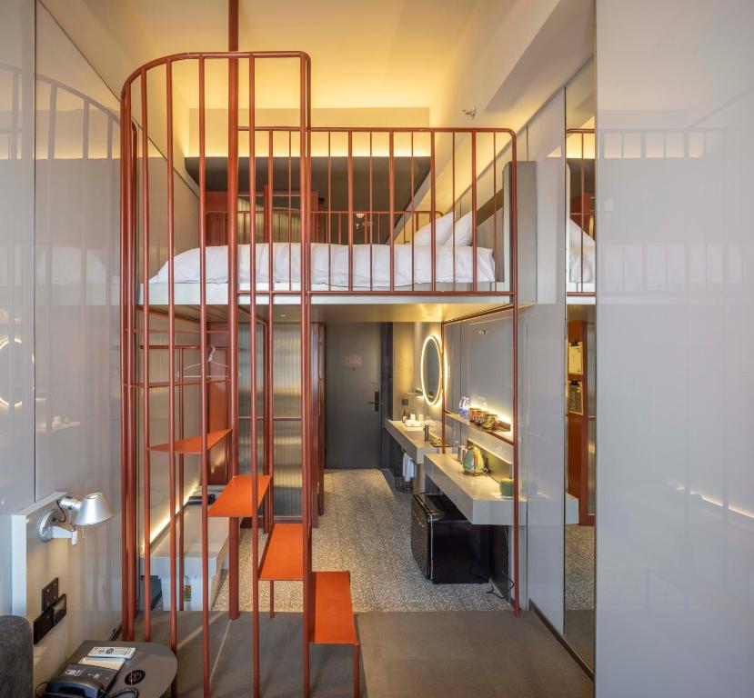 厦门厦门NOA诺亚酒店的浴室设有螺旋楼梯,通往阁楼