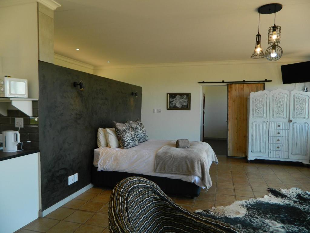 埃尔默洛Dewdrop Farm Stay的一间卧室设有一张床和一间客厅。
