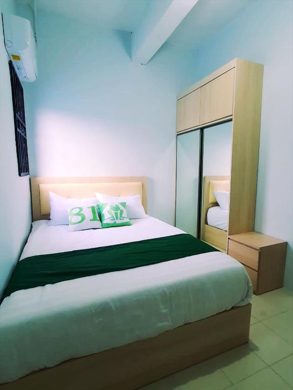 名古屋Homestay 81 Batu Batam的一间卧室配有一张大床和两个枕头