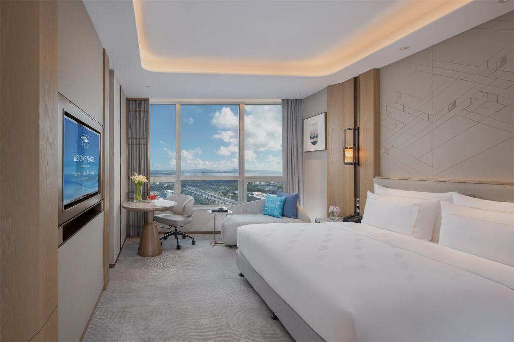 深圳深圳深航国际酒店的一间酒店客房,设有一张大床和一个大窗户