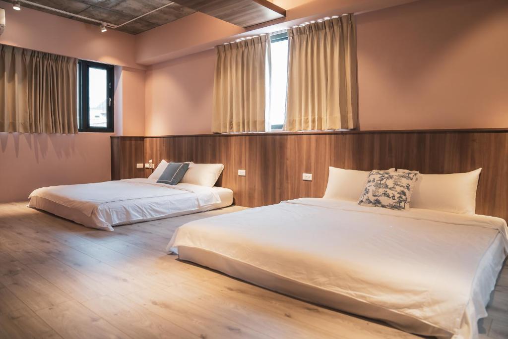 恒春古城花朴静旅的卧室设有两张床,带两个窗户