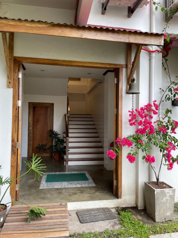 黎牙实比P&B Residences Legazpi的粉红色花房的入口