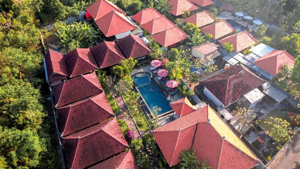 蓝梦岛Garden Cottage Lembongan & Hostel的红色屋顶房屋的顶部景观
