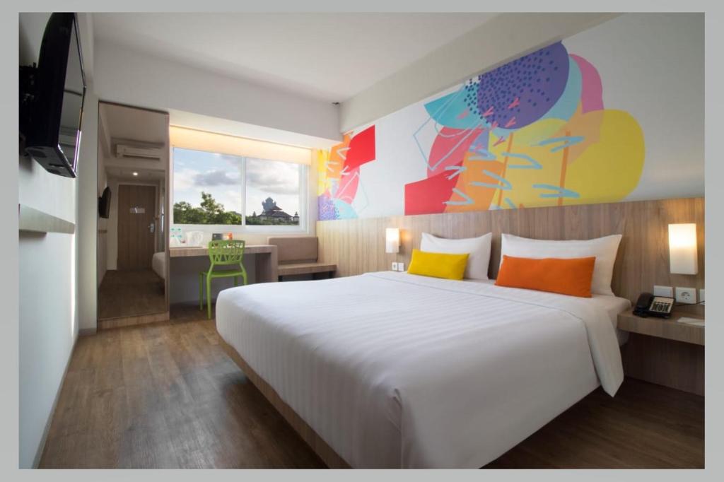 金巴兰祖里吉姆巴兰快捷旅馆的卧室配有白色大床和橙黄色枕头
