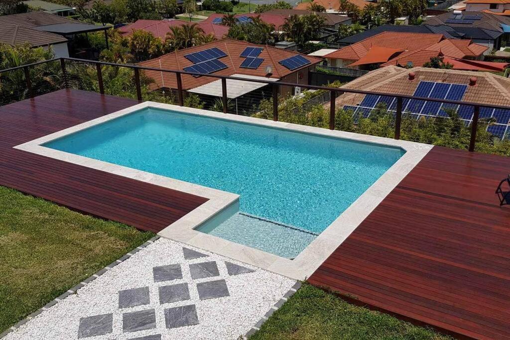 黄金海岸Gold Coast Theme Parks With a Pool的甲板上游泳池的顶部景色