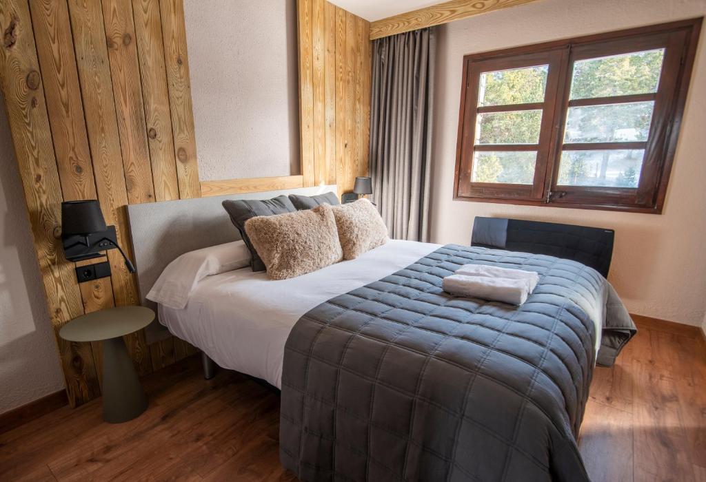 圣胡利娅-德洛里亚Borda Conangle Mountain Lodge的一间卧室设有一张大床和一个窗户。