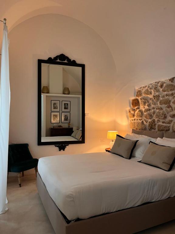 马蒂诺Agata Salento Luxury Home的一间卧室配有一张大床和镜子