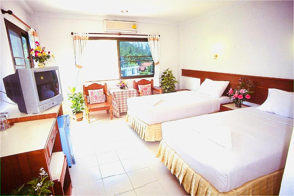 奥南海滩J大厦酒店的酒店客房设有两张床和电视。