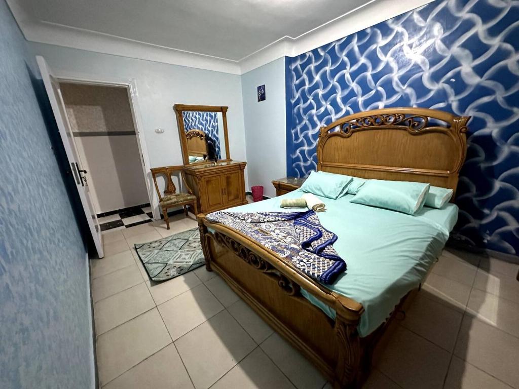 亚历山大Appartement à Miami - Vu sur mer的一间卧室配有一张蓝色墙壁的床