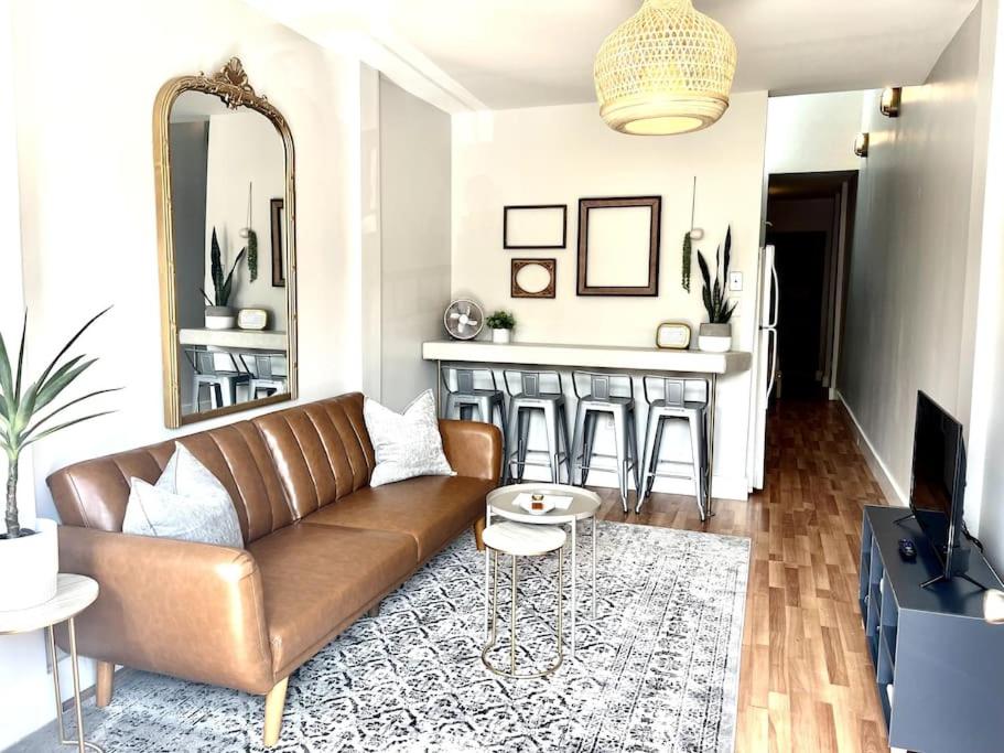 纳什维尔Great Apartment in WeHo的客厅配有棕色的沙发和镜子
