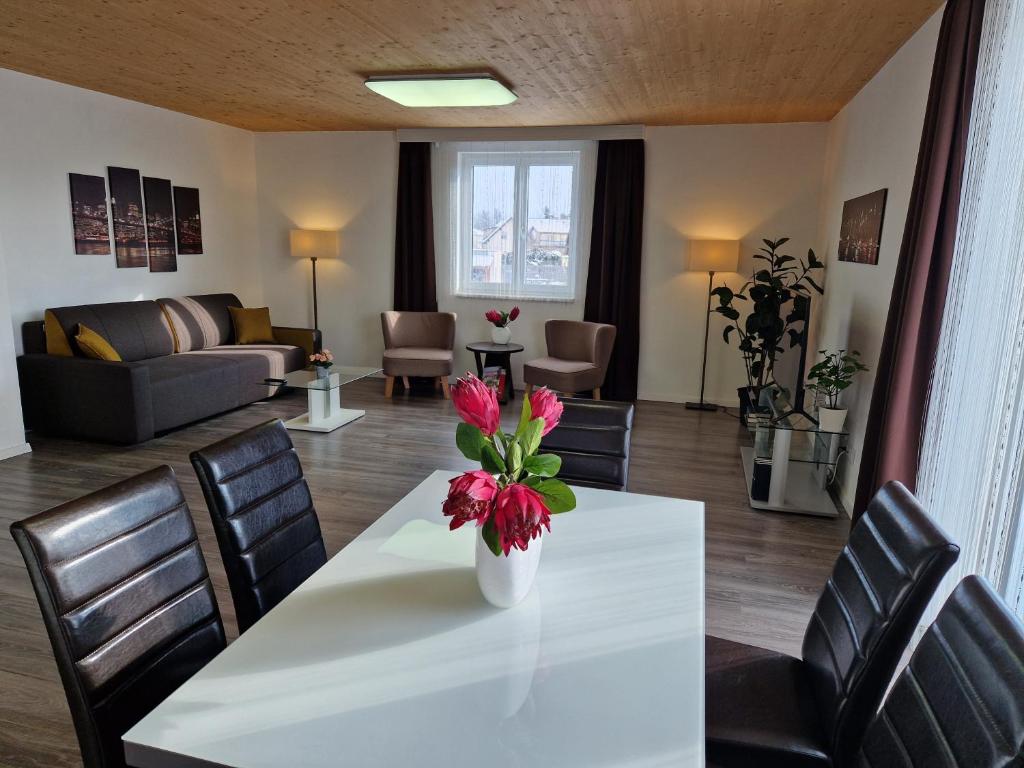 圣珀尔滕Apartment St. Pölten的客厅配有带鲜花的白色桌子