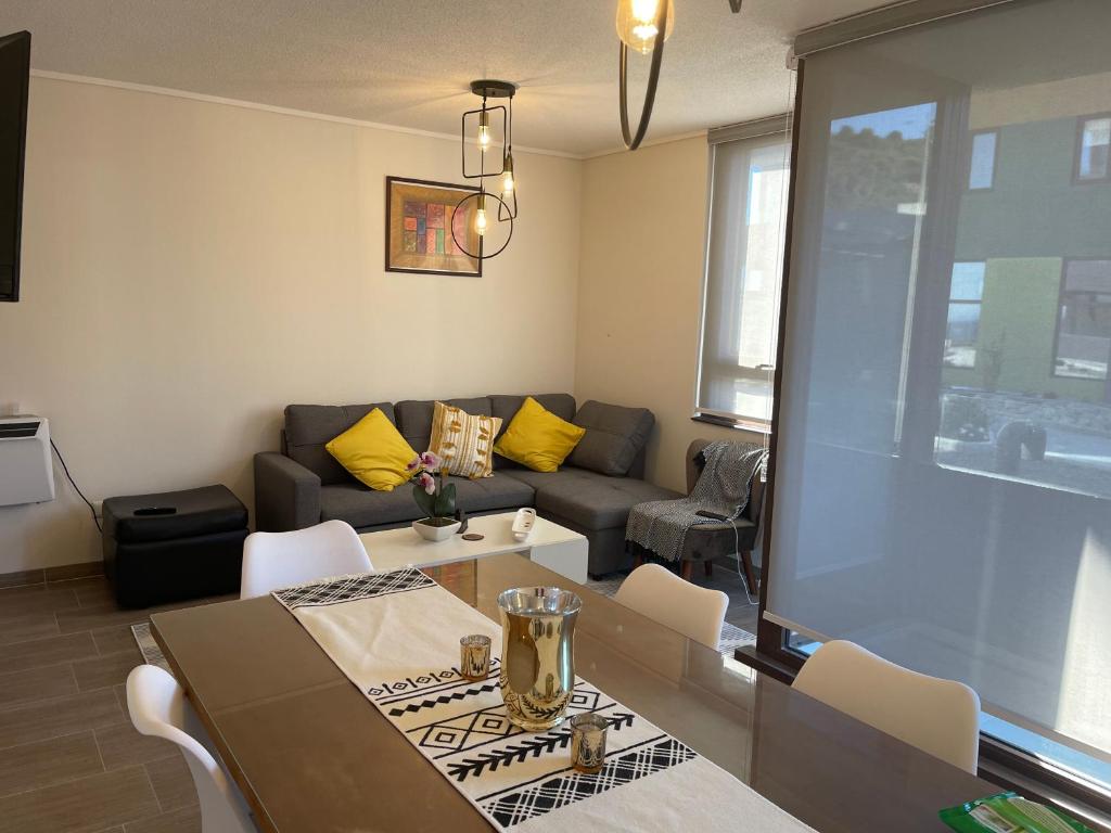 蒙特港Puerto Montt apartamento en playa Pelluco的客厅配有沙发和桌椅