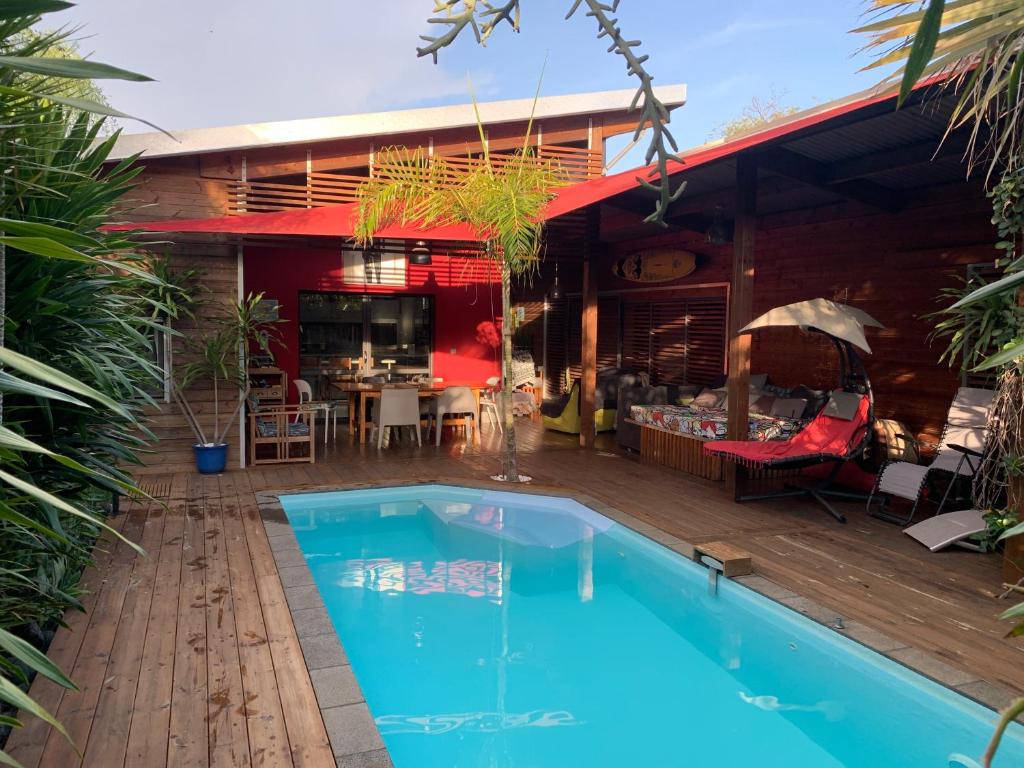 圣皮埃尔Ti Koin Trankil Belle & spacieuse villa tropicale的房屋前的游泳池