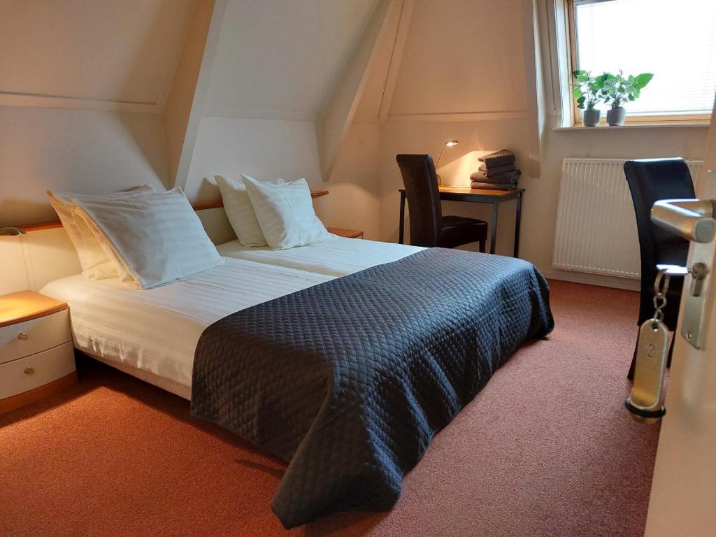MarumBoetiek Hotel Marum的一间卧室,卧室内配有一张大床
