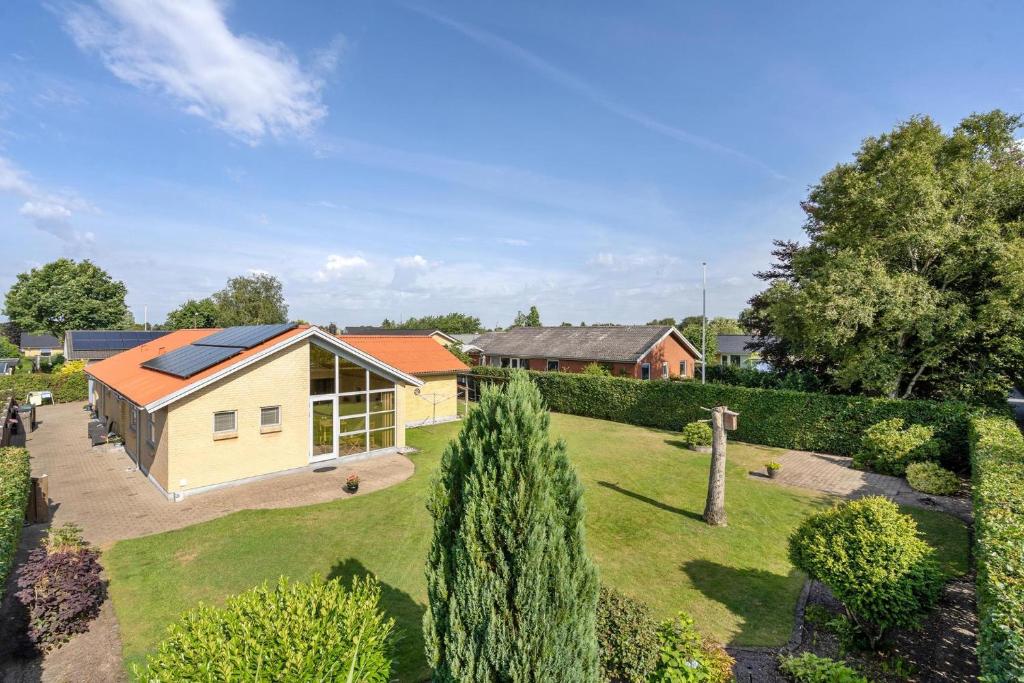 比伦德Casa Fyrrevænget的一座房子,在院子里设有太阳能屋顶