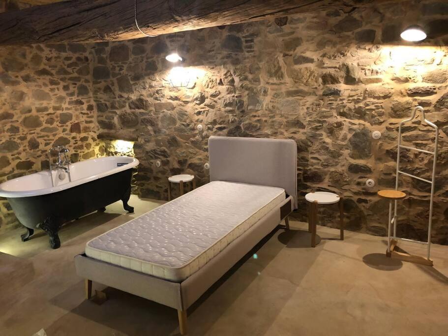 VolissosLemon's Cottage House, Volissos, Chios的客房设有床、浴缸和水槽。