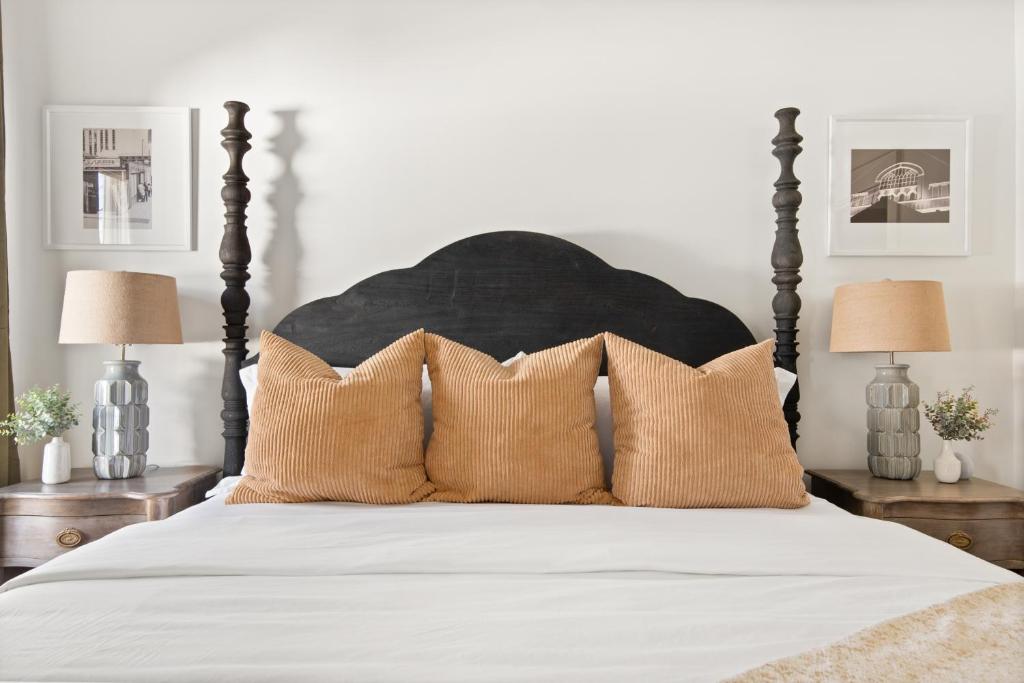 纳什维尔Southbound Stays - Country Cottage的一间卧室配有一张带枕头的床和两盏灯。