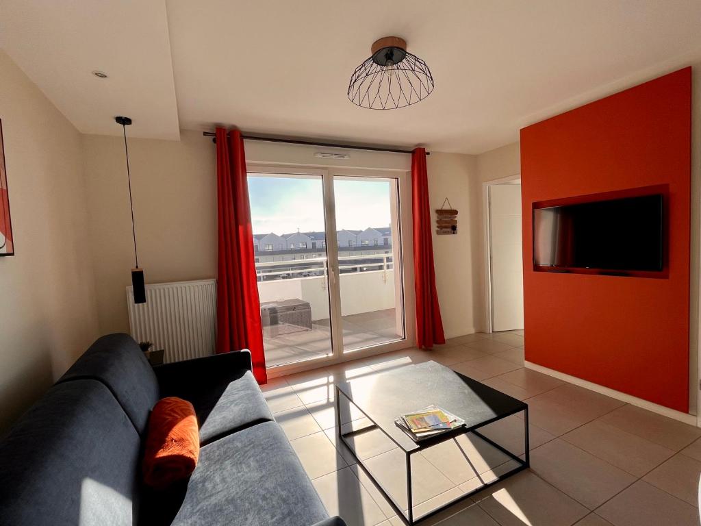 敦刻尔克L'intemporel plage - Malo'Cation的带沙发和电视的客厅