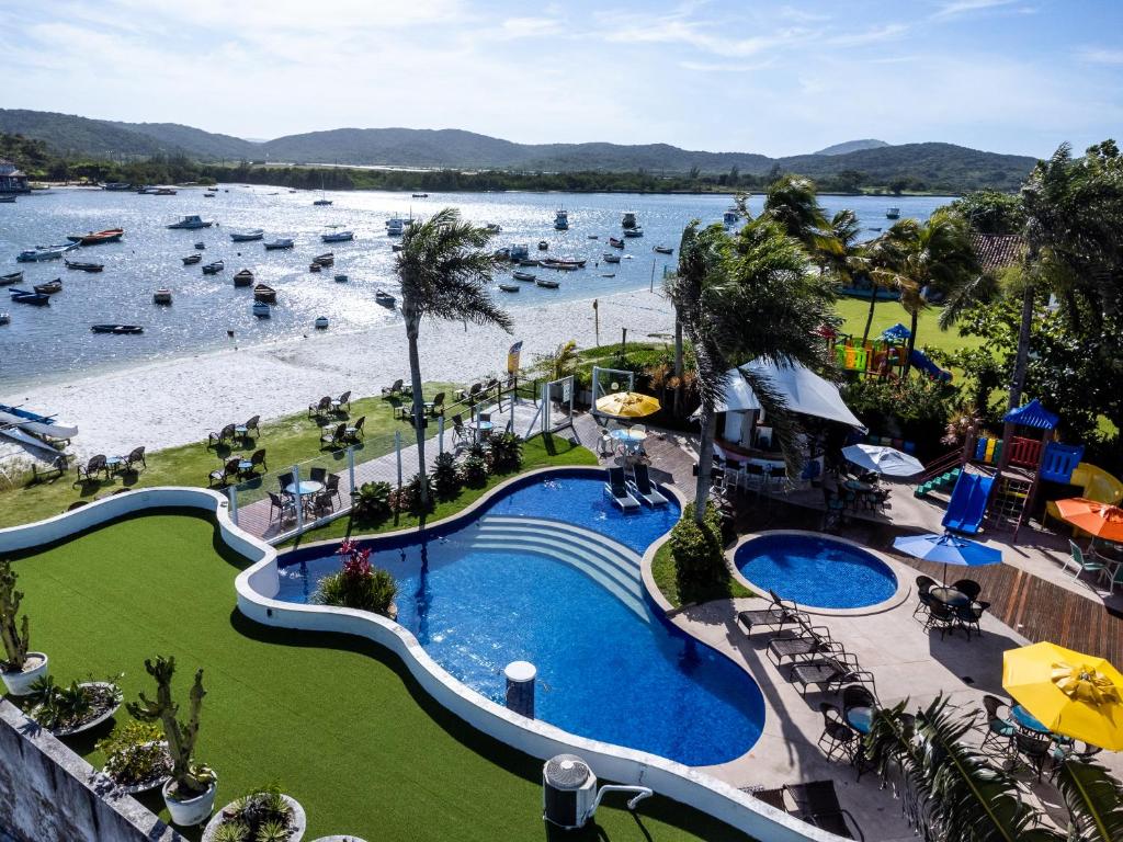 卡波布里奥Hotel Paradiso del Sol的享有带游泳池和海滩的度假村的空中景致