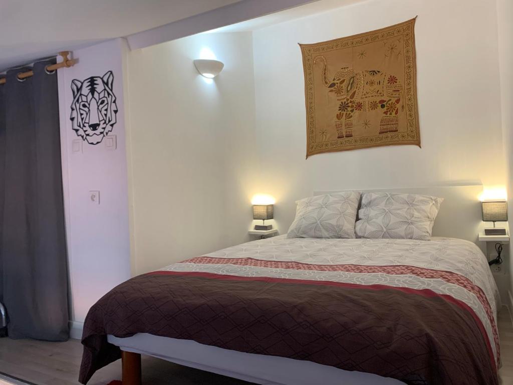 土伦Duplex Raphael- Wi-fi et parking privé的一间卧室配有一张大床和两盏灯