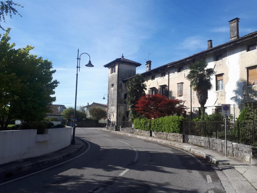 Aiello del FriuliAl Castello di Aiello的大楼前空的街道