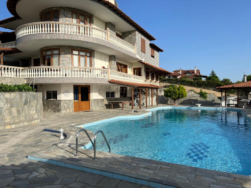 塞萨洛尼基El Paraiso Premium的大楼前设有游泳池的酒店