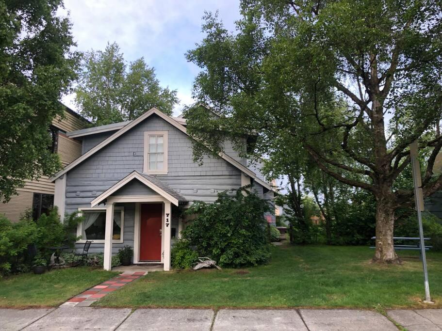 安克雷奇1915 Coastal Historical Log Home #1 Spot Downtown!的灰色的房子,有红门和一棵树