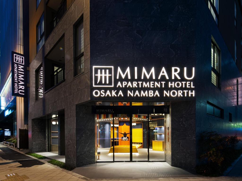 大阪MIMARU OSAKA NAMBA North的一座建筑,上面标有读取小型货车公寓酒店的标志