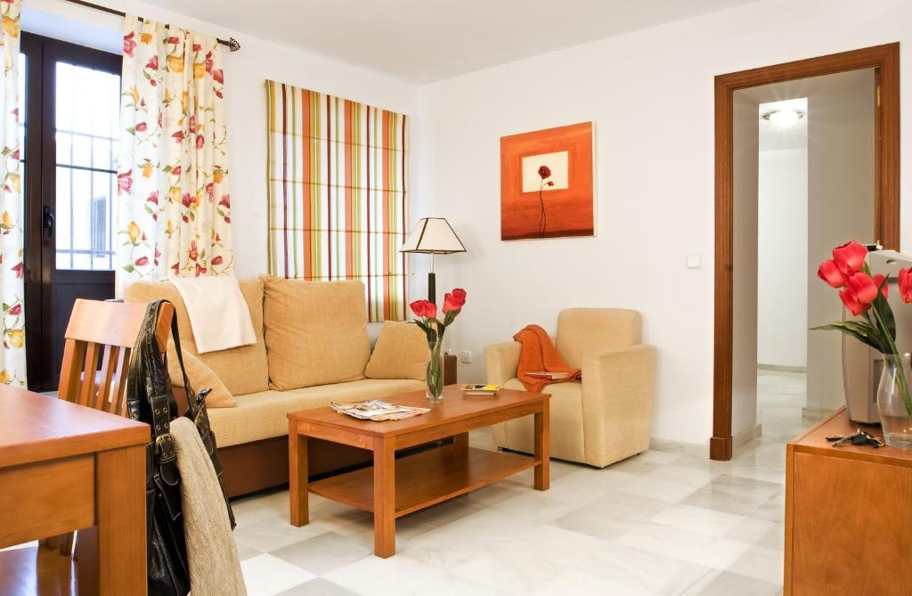 圣玛丽亚港月宫酒店的客厅配有沙发和桌子
