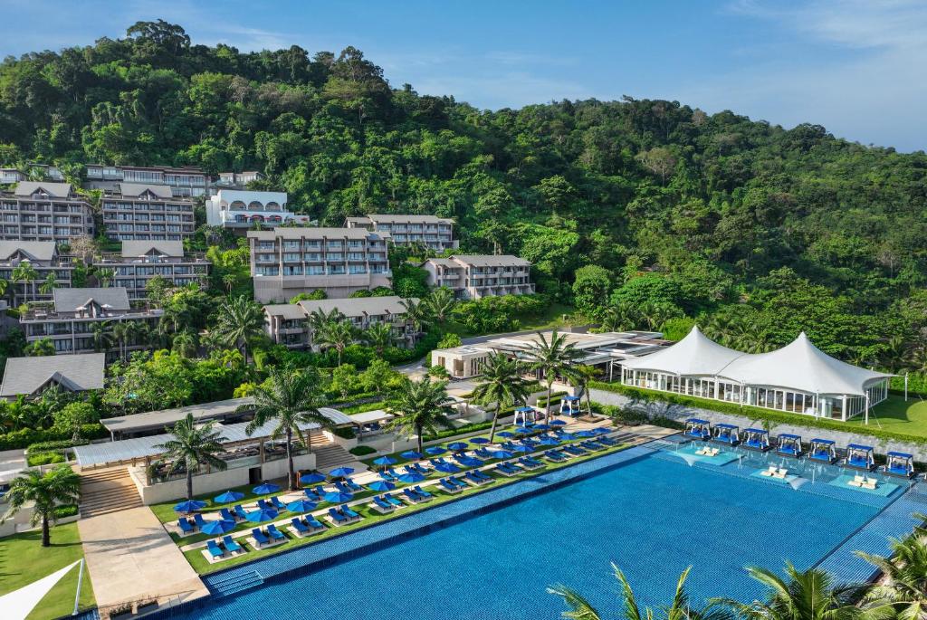 卡马拉海滩Hyatt Regency Phuket Resort - SHA Extra Plus的享有度假村空中景致,设有游泳池