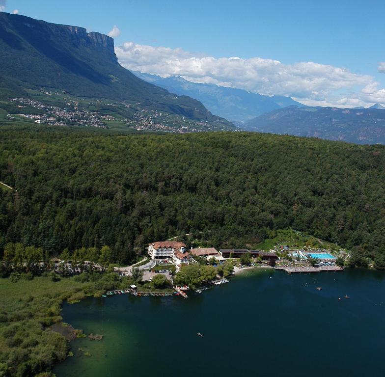 阿皮亚诺苏拉斯特拉达Seehotel Sparer的享有湖上度假村的空中景致