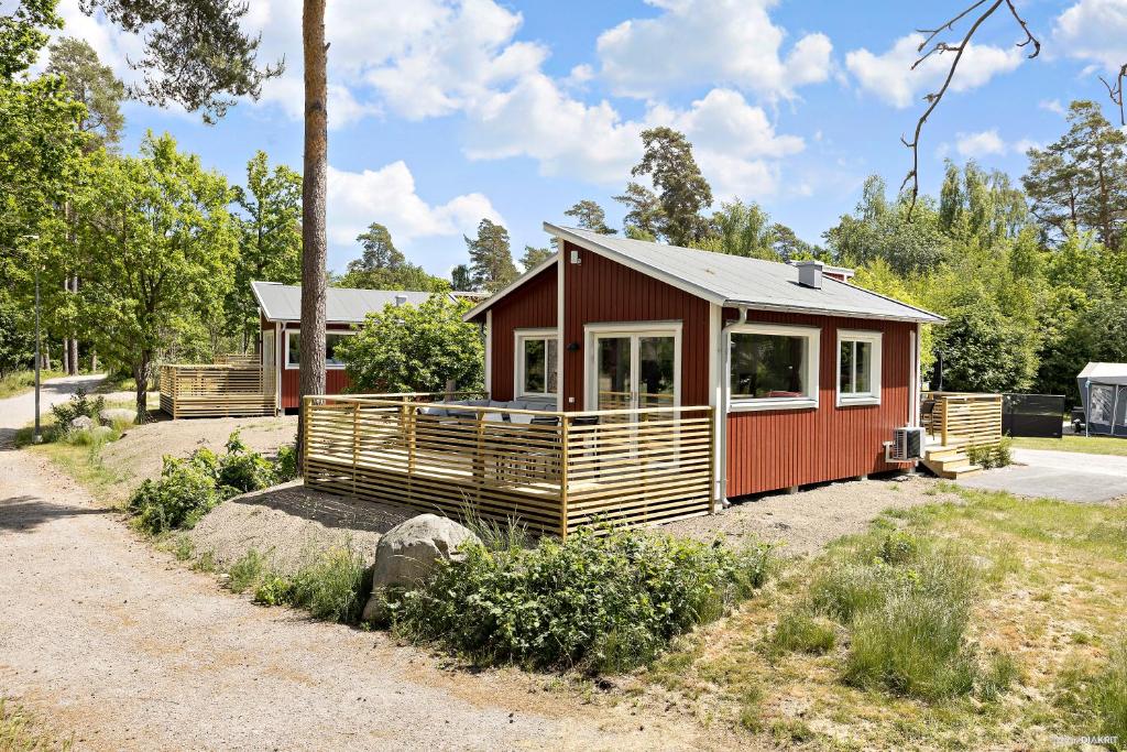 卡尔马First Camp Stensö-Kalmar的红色的小房子,带门廊
