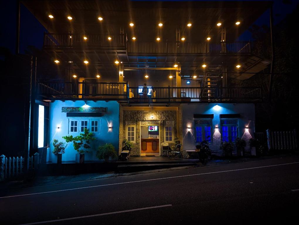 巴杜勒Hotel Change Badulla的夜晚街上有蓝色灯光的房子