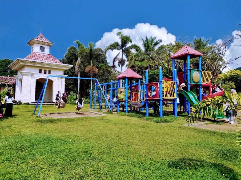 Emeralda Villa Puncak Resort的儿童游玩区