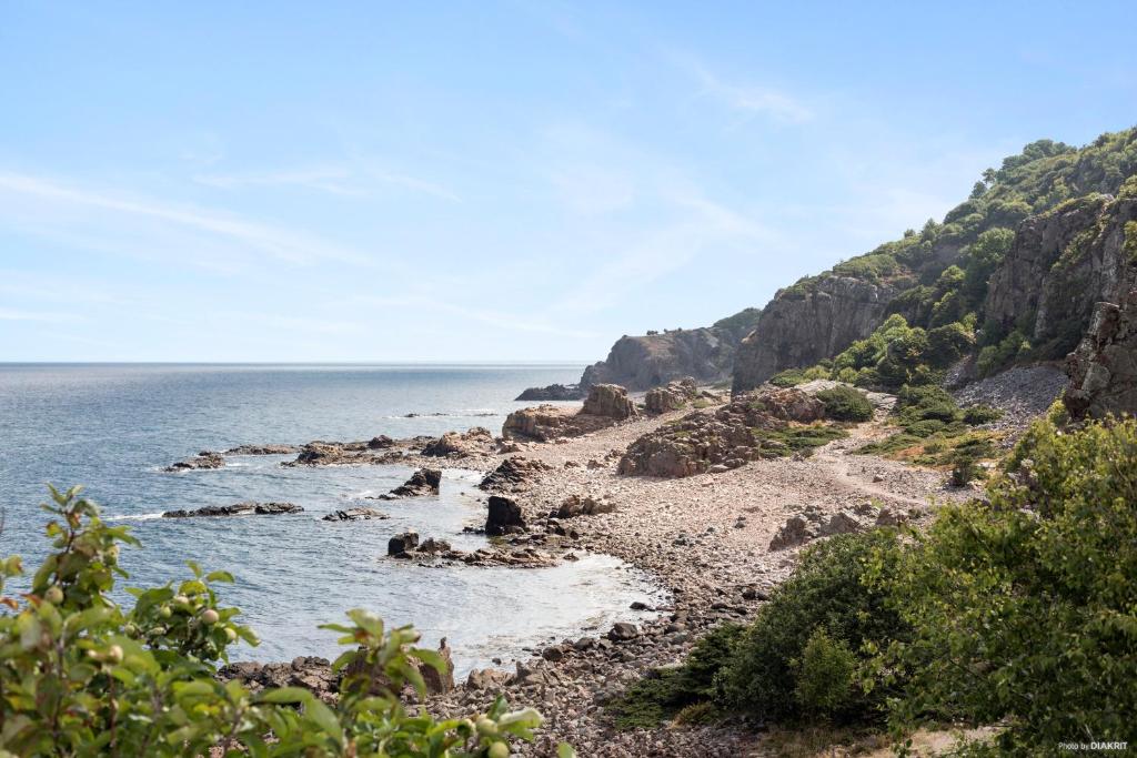 图勒科夫First Camp Torekov-Båstad的岩石海滩上的海景