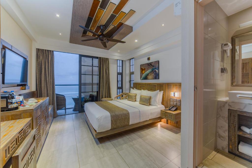 胡鲁马累胡尔胡梅勒海洋大酒店的酒店客房配有一张床和一个壁炉。